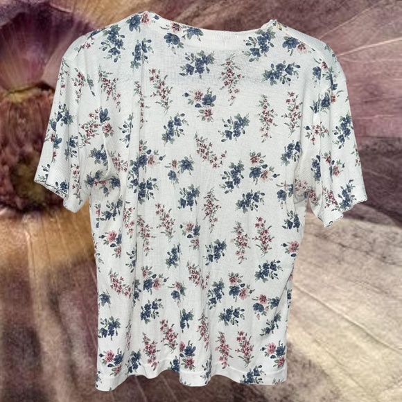 90’s floral button-up shirt. Faux wooden buttons. Cute eyelet crochet lace - Picture 5 of 5